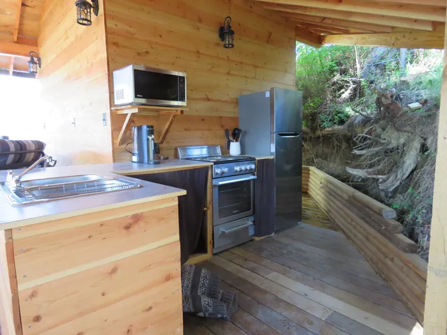 Glamping Pad – Private outdoor kitchen with range, fridge, and microwave