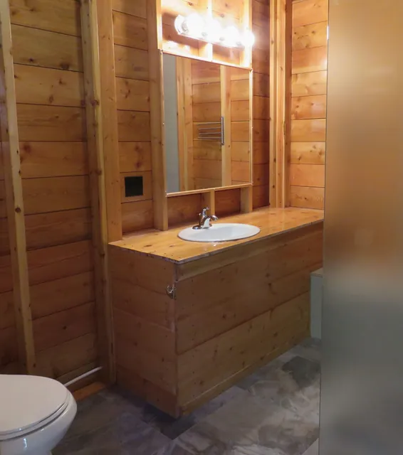 Glamping Pad – Private bathroom with vanity and shower